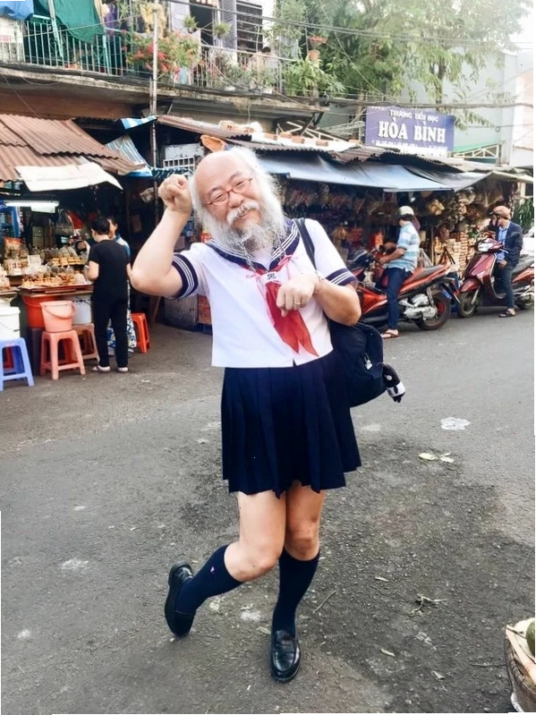 Cosplayer đang chuẩn bị trang phục và trang điểm