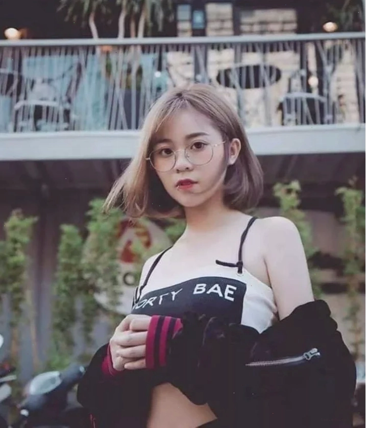 Gái tây đeo kính phong cách Hàn Quốc dịu dàng