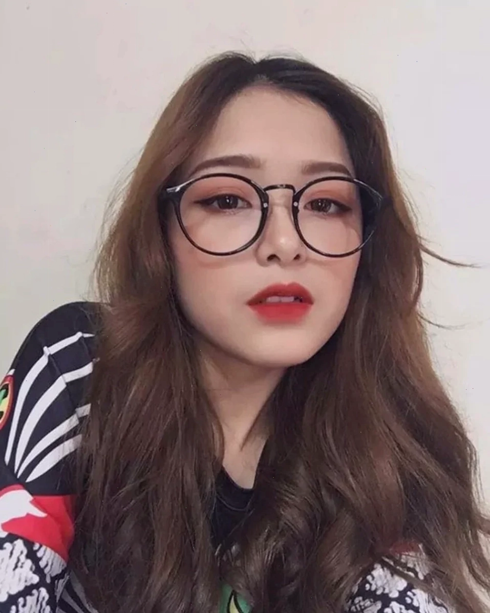 Gái xinh đeo kính che mặt với mái tóc dài