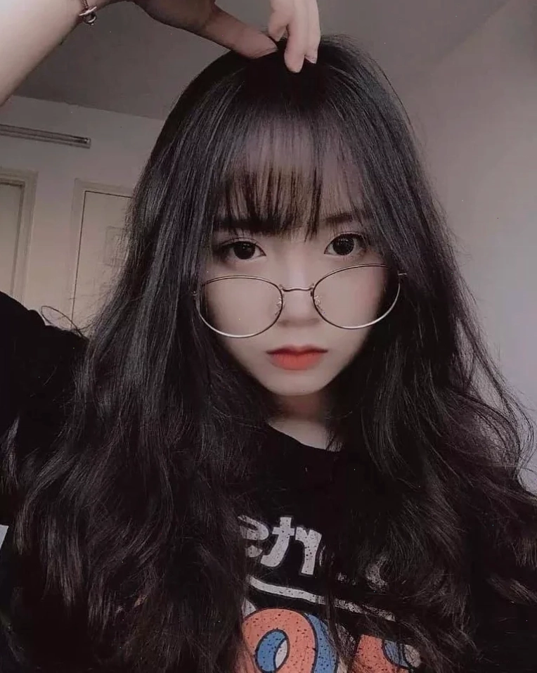 Gái xinh đeo kính chụp trong không gian quán cà phê