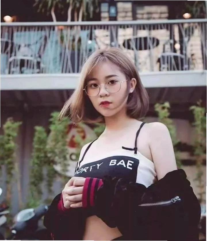 Gái xinh đeo kính với phong cách cá tính