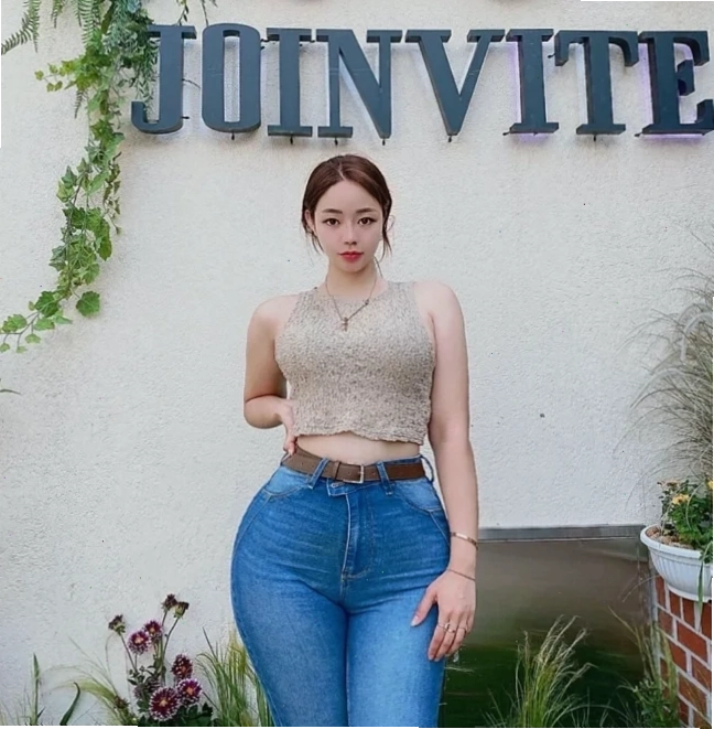 Gái xinh mặc quần jean kết hợp áo thun basic và giày thể thao