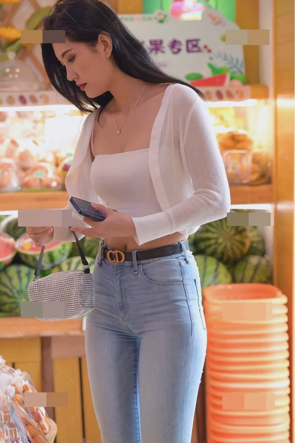 Gái xinh mặc quần jean ống đứng phối áo sơ mi trắng thanh lịch