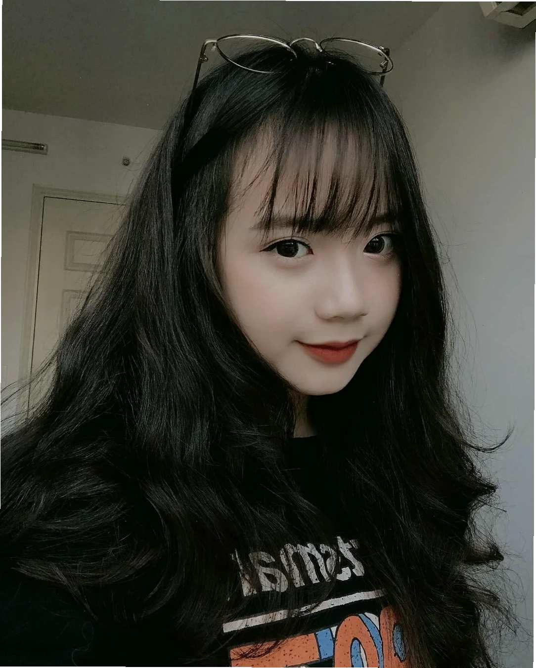 Gái xinh tóc dài nhuộm màu nâu tây đeo kính