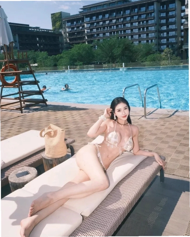 Gái xinh Trung Quốc khoe dáng quyến rũ bên hồ bơi