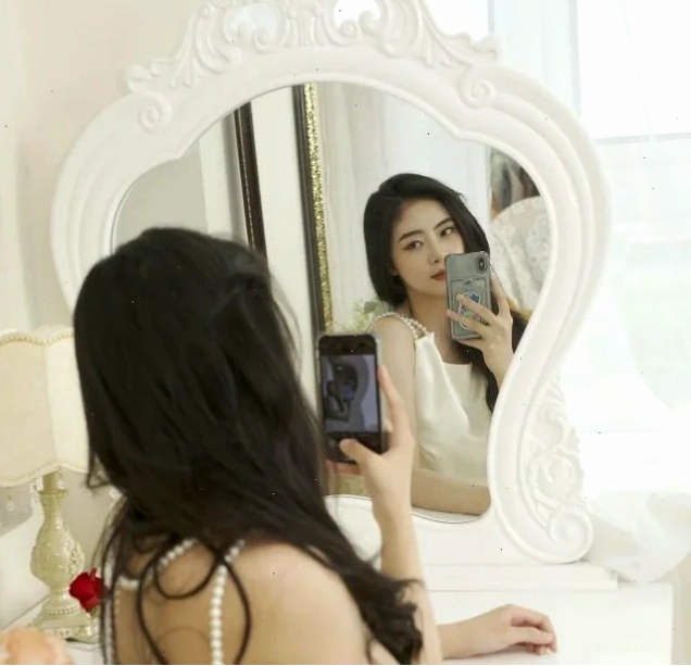 Góc chụp từ dưới lên ảnh girl trước gương