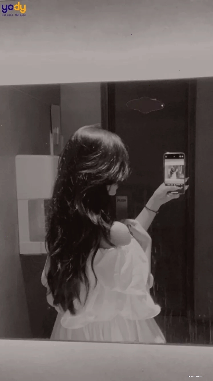 Góc chụp từ trên xuống ảnh girl trước gương
