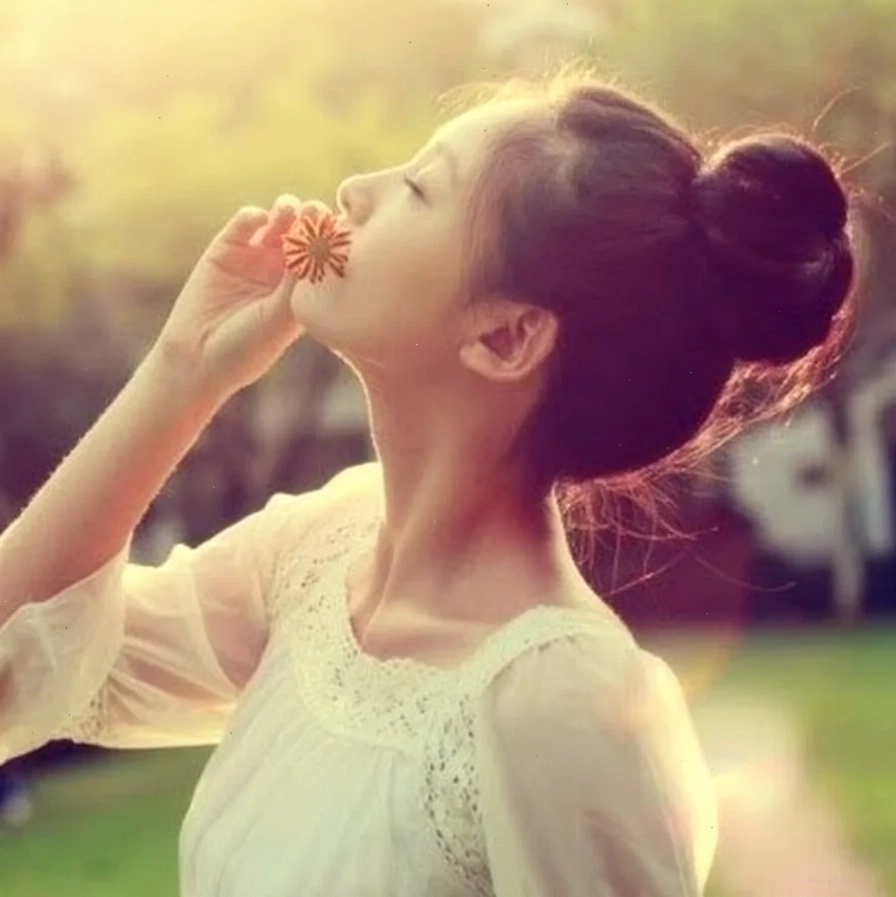 Hình ảnh cô gái mạnh mẽ với nụ cười tươi tắn