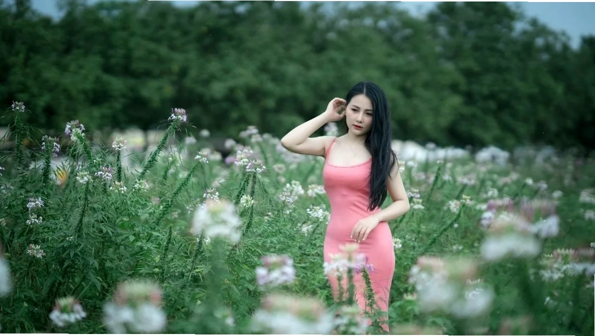 Hình ảnh cô gái xinh đẹp với background nghệ thuật 4K
