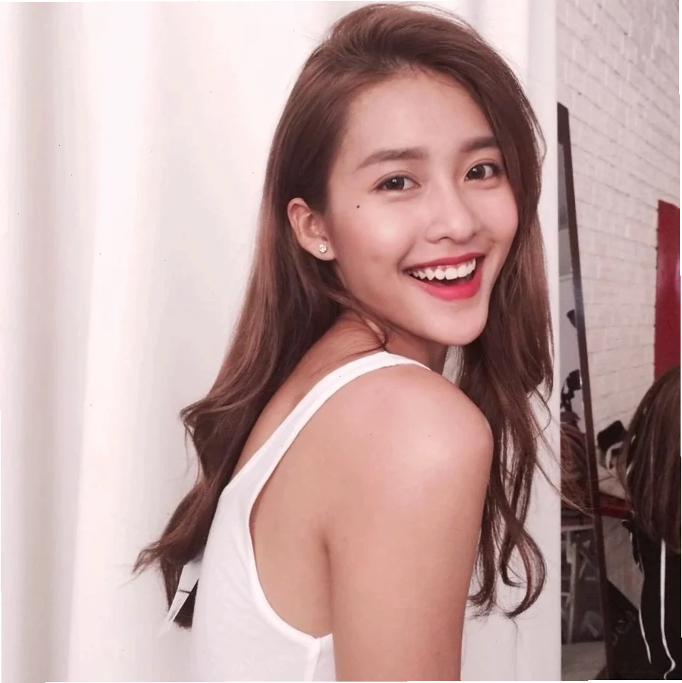 Hình ảnh nữ sinh cười dễ thương với má lúm đồng tiền
