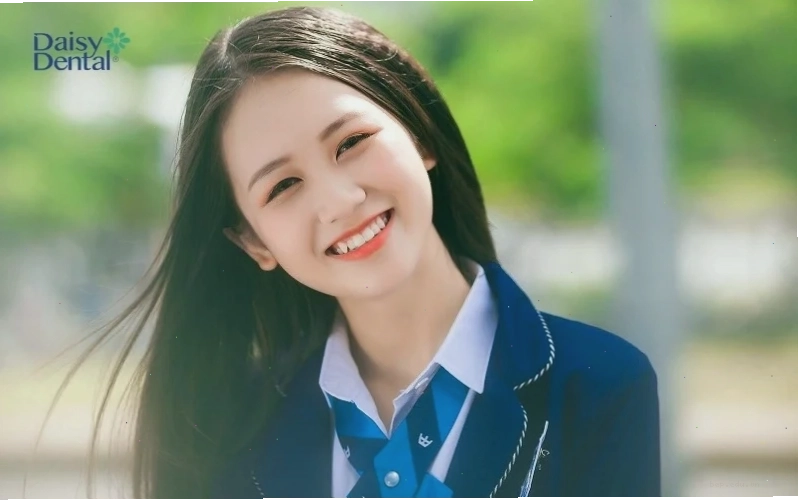 Hình ảnh nữ sinh Việt Nam cười duyên dáng trong bộ áo dài