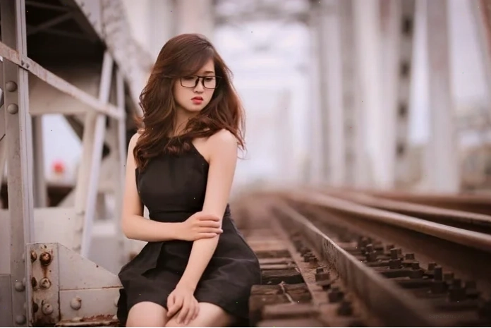 Hình nền gái xinh 4k rạng rỡ bên vườn đào