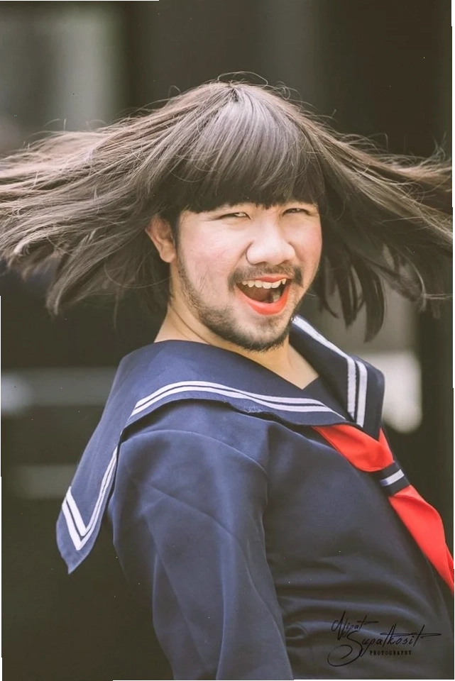 Người cosplayer đang tạo dáng chụp ảnh