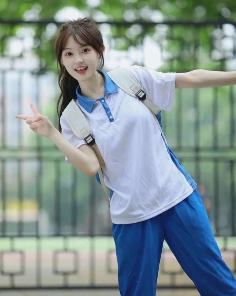 Người phụ nữ đang giặt trang phục cosplay