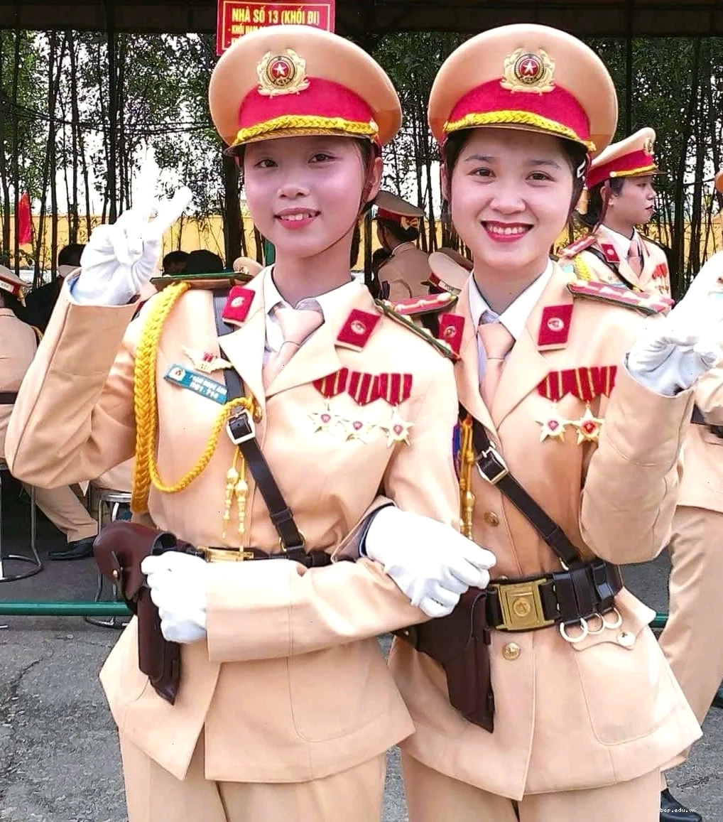 Nữ sĩ quan Cảnh sát Afghanistan kiểm tra trang phục