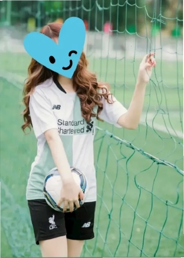 Phong cách Blokette ngọt ngào với áo bóng đá