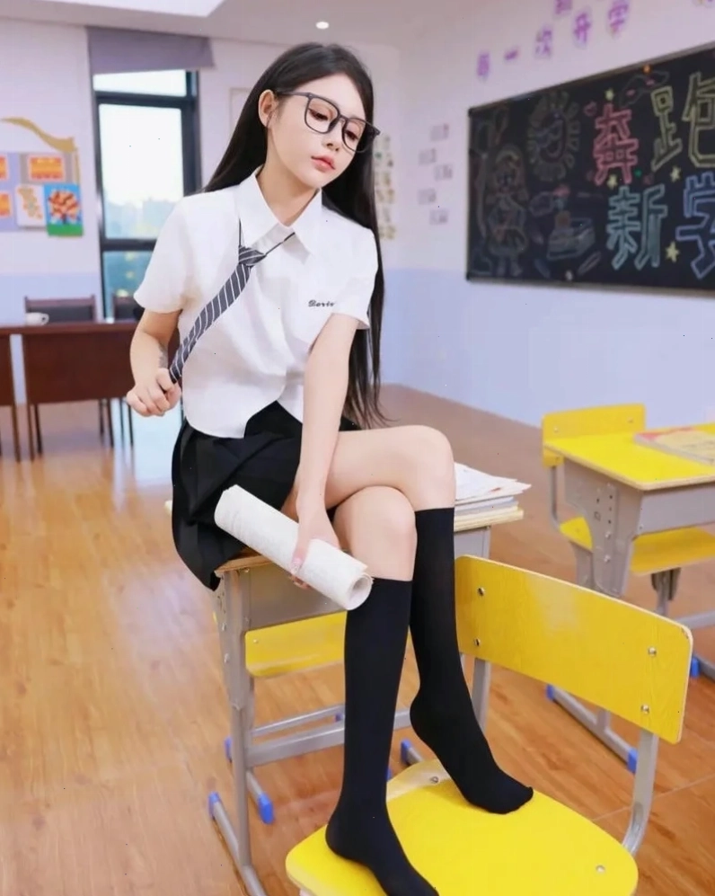 Set đồ cosplay nữ sinh gợi cảm với chân váy ngắn và áo croptop