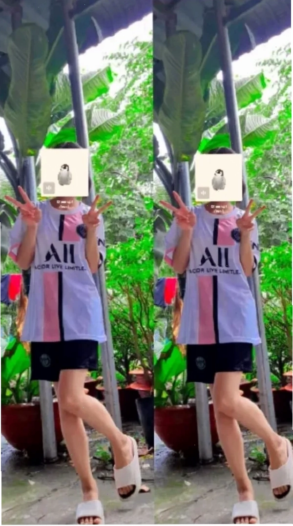 Tạo dáng tự tin với áo bóng đá