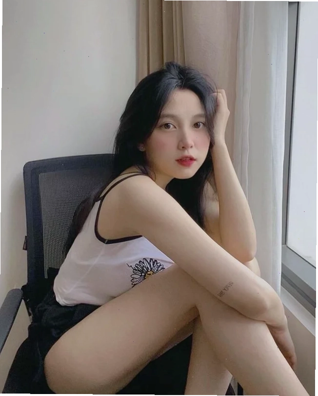 Thiếu nữ khoe đường cong hoàn hảo với bodysuit