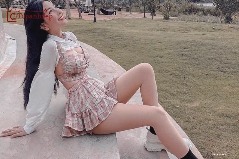 Thiếu nữ Trung Hoa mặc áo đỏ nổi bật đứng giữa không gian xanh mát