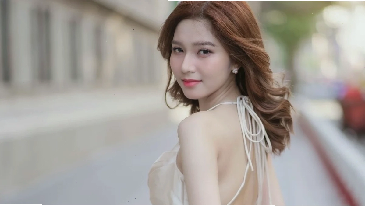 Thiếu nữ Việt Nam với nụ cười tươi tắn bên giàn hoa hồng
