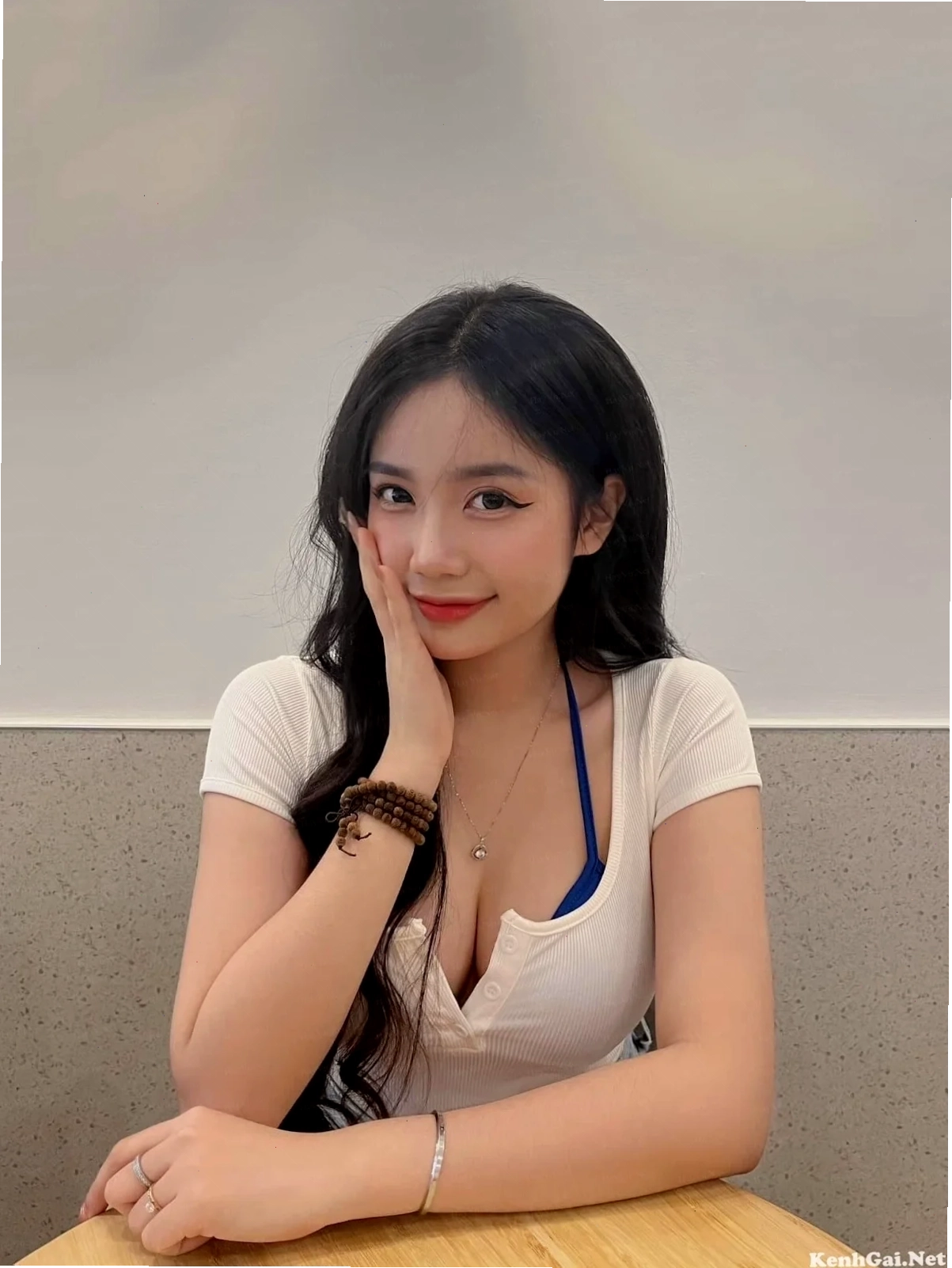Vẻ đẹp cuốn hút của cô gái