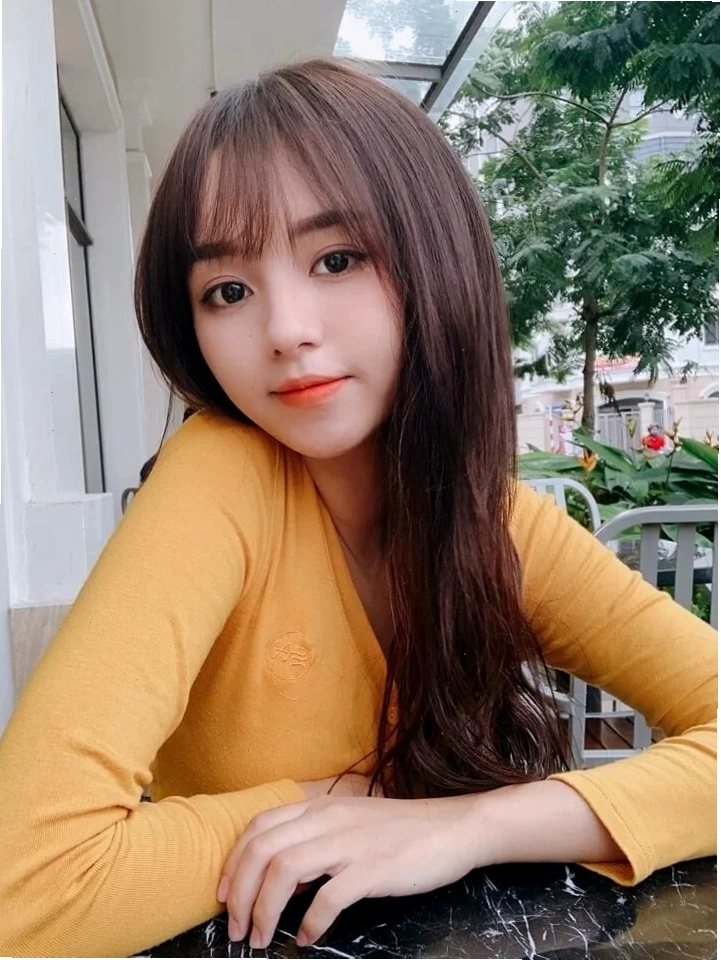 Vẻ đẹp mộc mạc, giản dị của cô gái trong khoảnh khắc đời thường