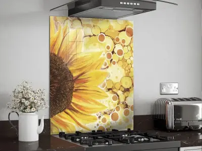 Kính ốp bếp màu vàng mang lại sự ấm cúng và tài lộc