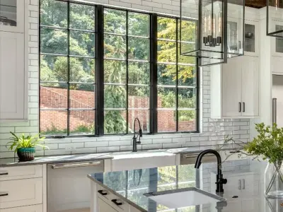 Mẫu tủ bếp có cửa sổ giúp căn bếp sáng và thoáng hơn