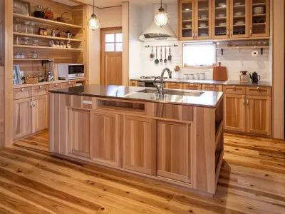 Mẫu tủ bếp gỗ tự nhiên đẹp sang trọng cho mọi nhà
