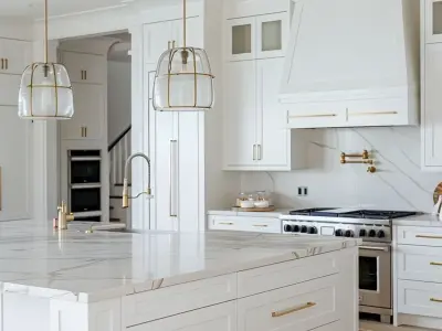 Tủ bếp màu trắng sang trọng nâng tầm không gian bếp